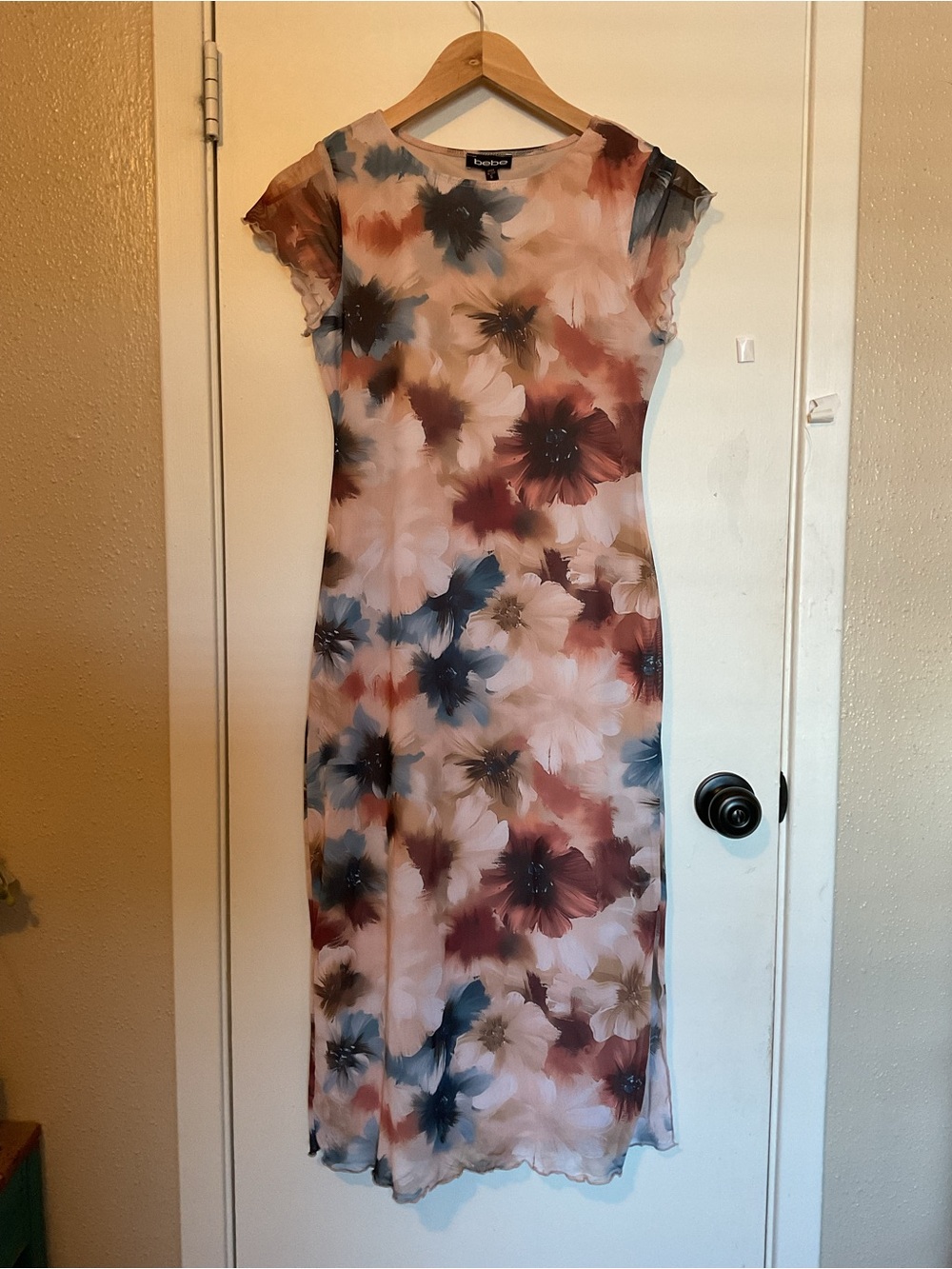 bebe Floral Cap-Sleeve Midi Dress in Blush, Rust & Blue Size S